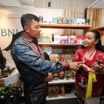 Foto :Dokumen BNI Sekretaris Kementerian BUMN sekaligus Komisaris BNI Susyanto meninjau langsung booth UMKM ekspor BNI pada penyelenggaraan Future SMEs Village yang merupakan side event G20 di Nusa Dua, Bali,  Jumat (11/11/2022).   Hingga September 2022, penyaluran kredit melalui Program BNI Xpora untuk mendukung pelalu UMKM ekspor ke luar negeri telah mencapai Rp25,79 triliun atau tumbuh 71,08% secara tahunan.