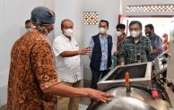 Sesmenkop UKM Bersama Deputi UKM Menyiapkan Rumah Produksi Bersama Olahan Nanas di Kab Subang