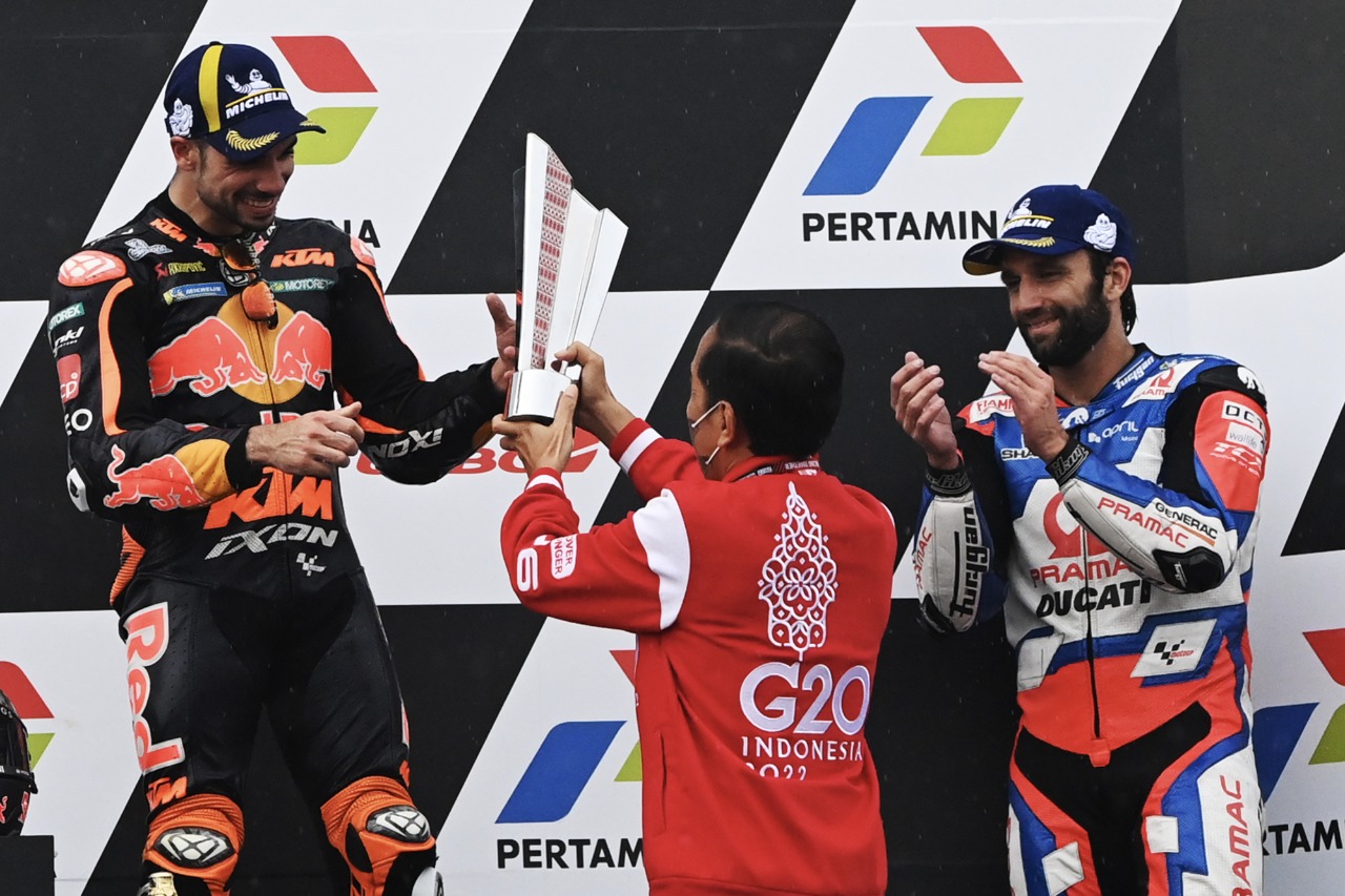 Serahkan Trofi, Presiden RI Joko Widodo Bangga MotoGP Mandalika  Sukses